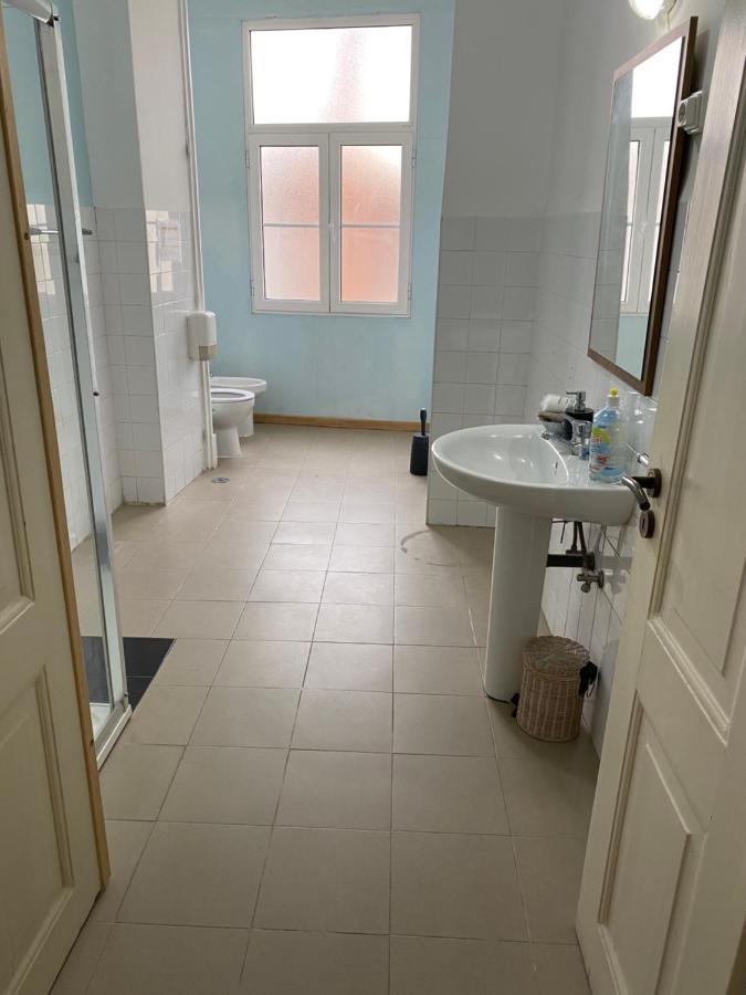 ליסבון Classic Chiado 1 - Central Guest House Room With Shared Bathroom מראה חיצוני תמונה